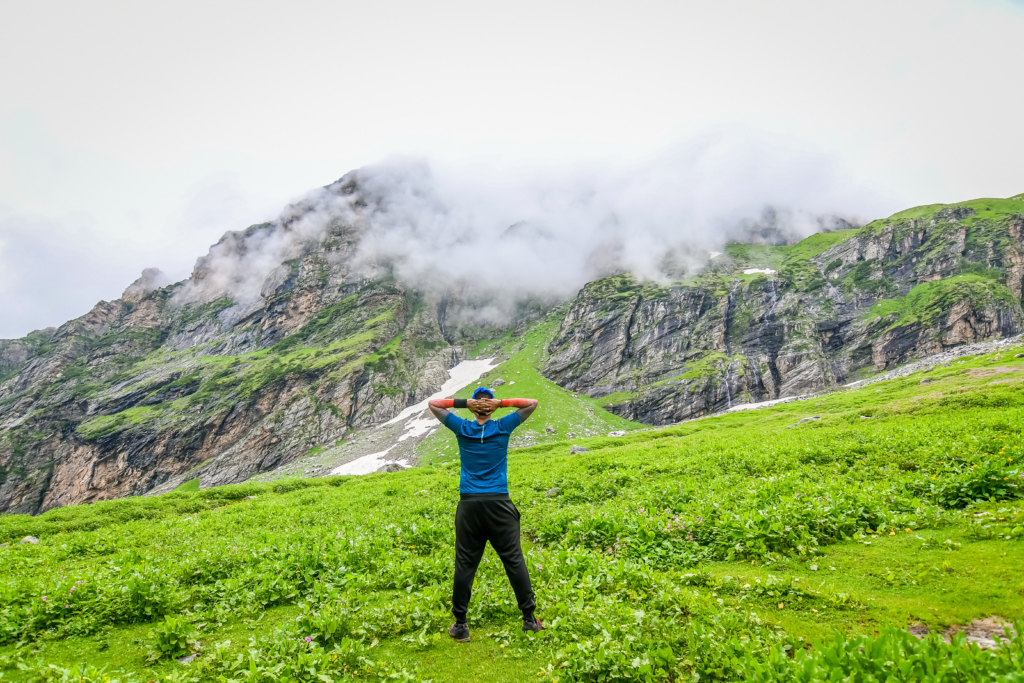 hampta pass trek in winter