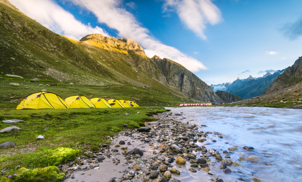 hampta pass trek in winter