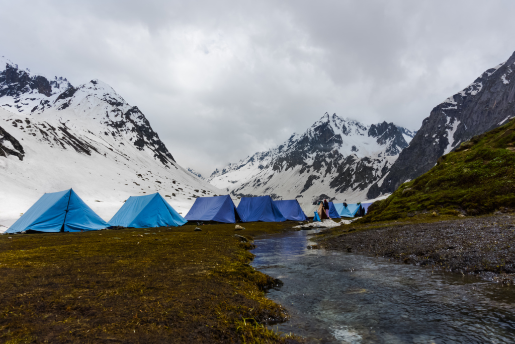 hampta pass trek in winter