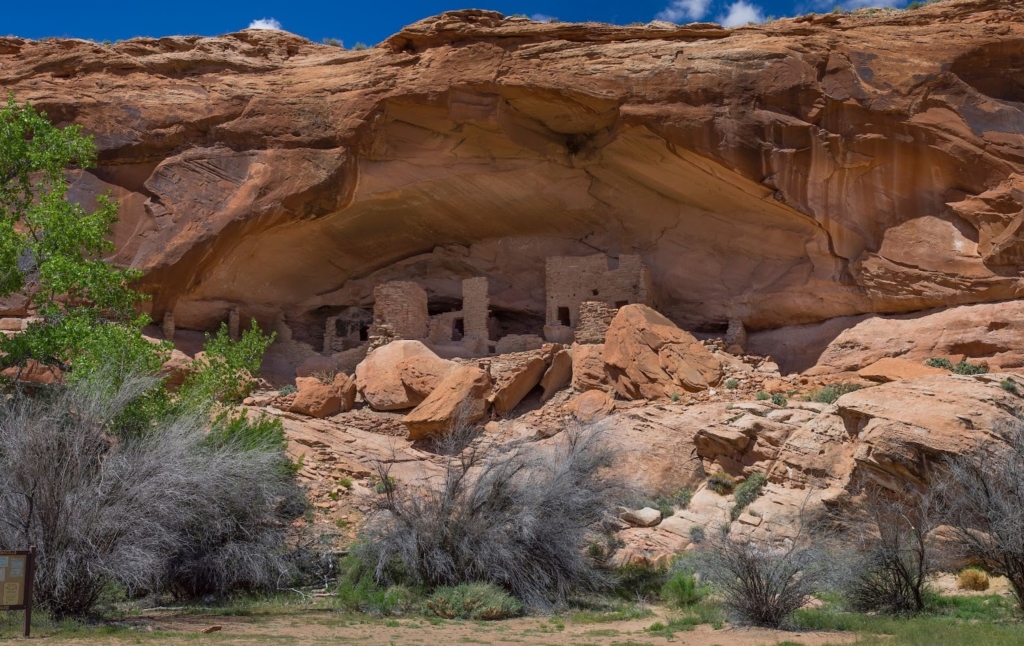 Ancestral Pueblo cliff dwellings in Canyon de Chelly Arizona
