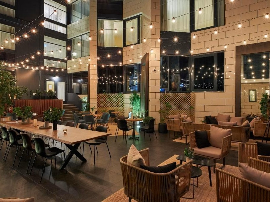 Common Tourist Mistakes Indians Make in European Restaurants