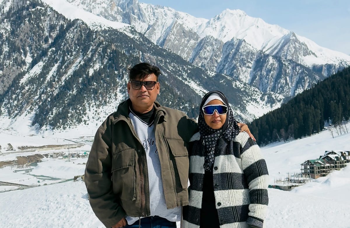 Farheen and her husband posing in the snowy valleys of Kashmir