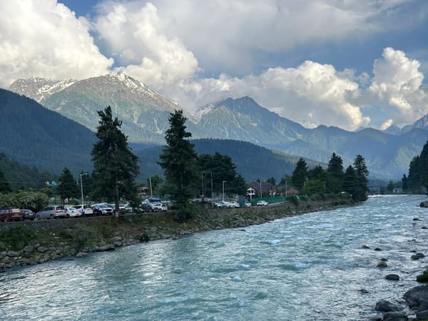 Isha Bhide Explores the Valleys of Kashmir: A Solo Traveler’s Thrillophilia Review
